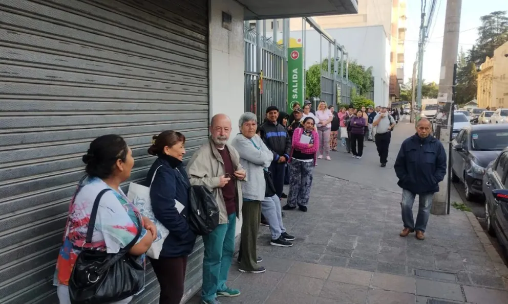 Indignación total: largas filas de jubilados del PAMI para conseguir un turno médico