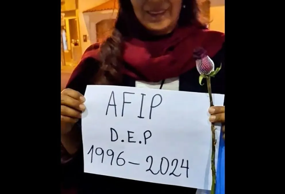 “Saluden a la AFIP que se va”: el insólito ‘velorio’ organizado por jóvenes libertarios en Salta
