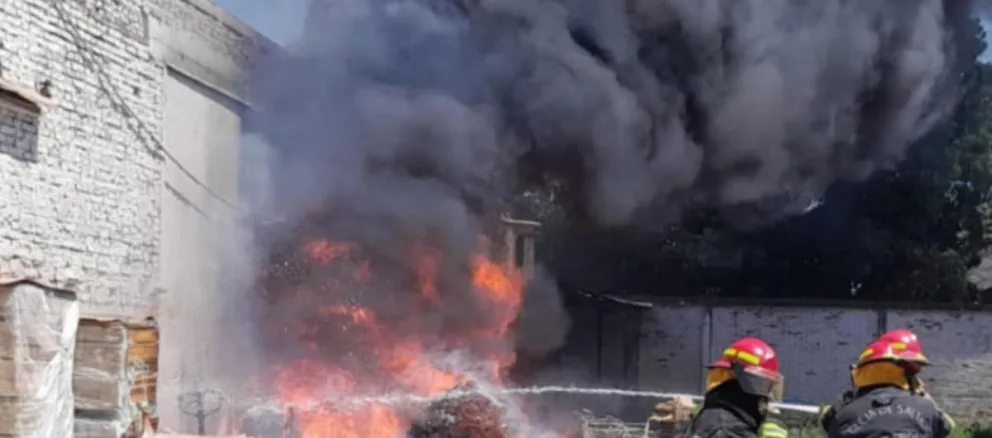 Orán: tres autobombas trabajan para combatir un feroz incendio en "Rotonda Lácteos"