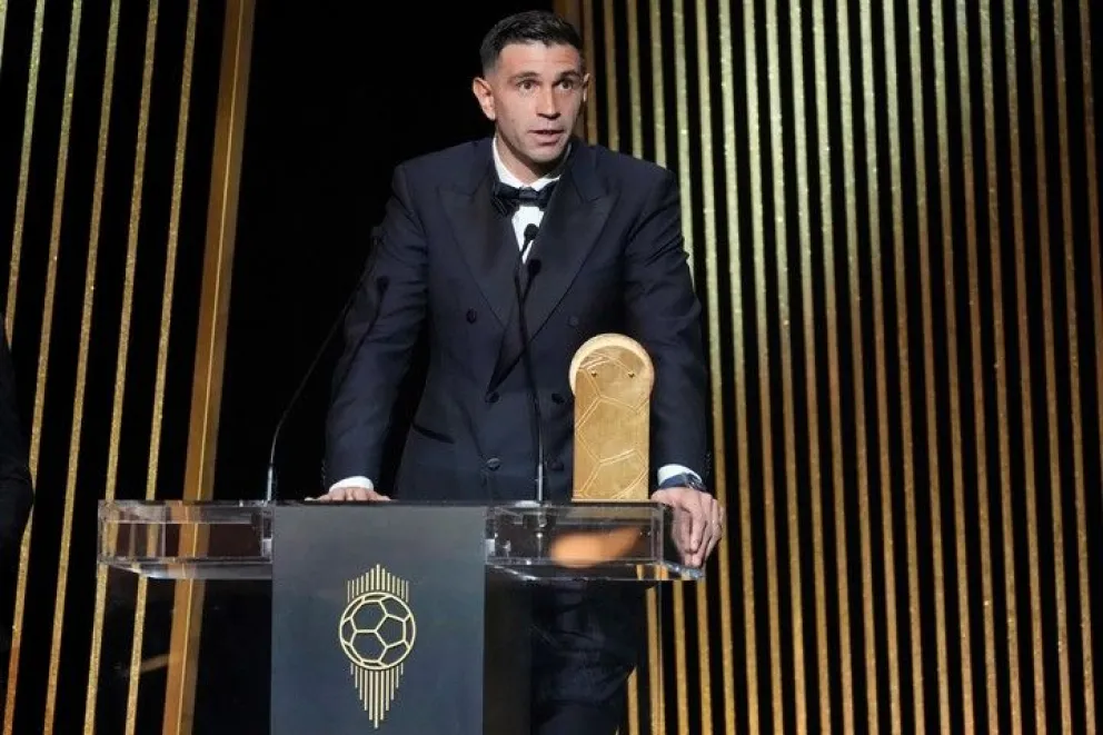 Orgullo argentino: el “Dibu” Martínez se consagró por segundo año como el mejor arquero del mundo