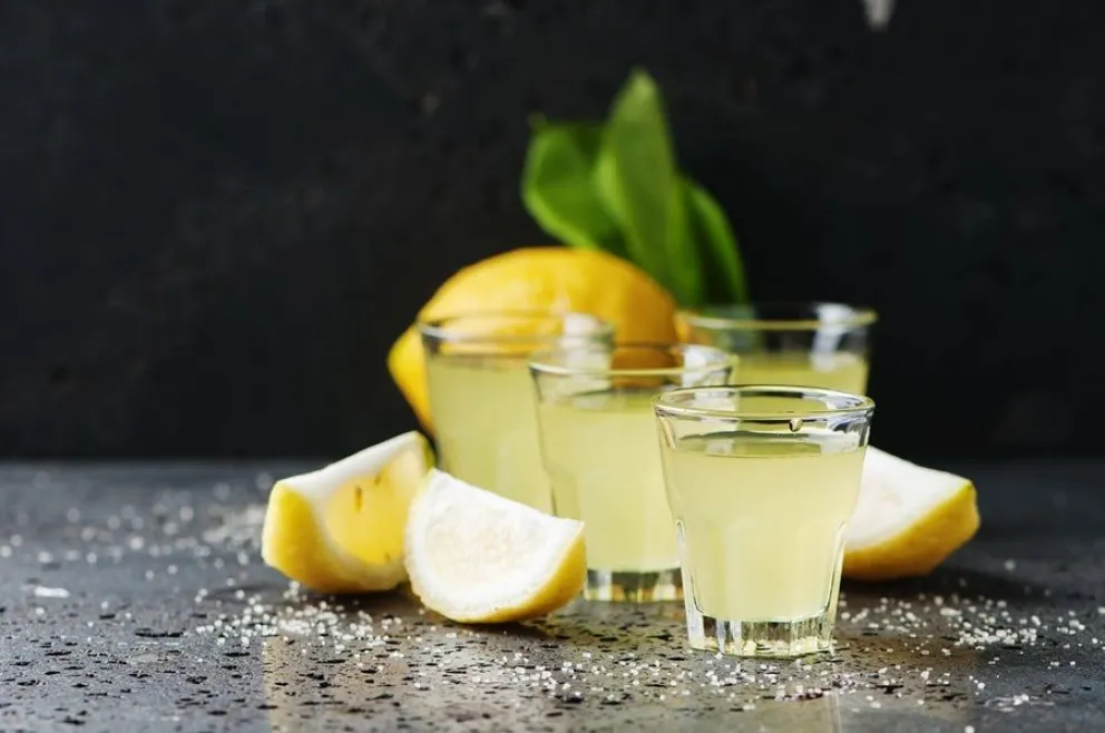 Hacé tu propio limoncello en casa: la receta paso a paso del licor más famoso de Italia