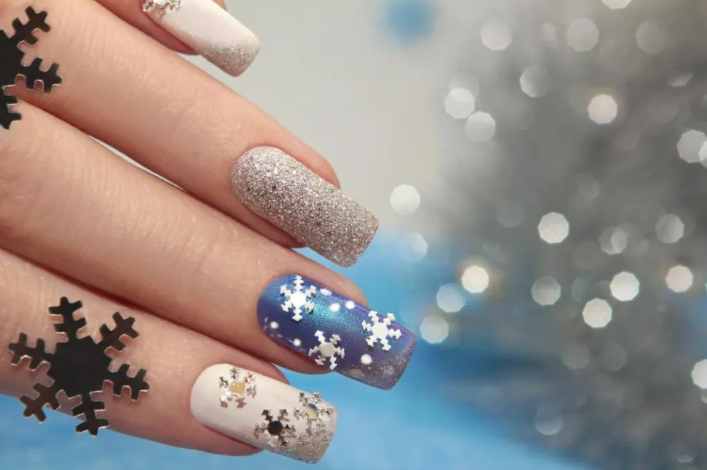 Luce unas manos hermosas con estos 5 diseños de uñas minimalistas que serán tendencia esta Navidad 2024