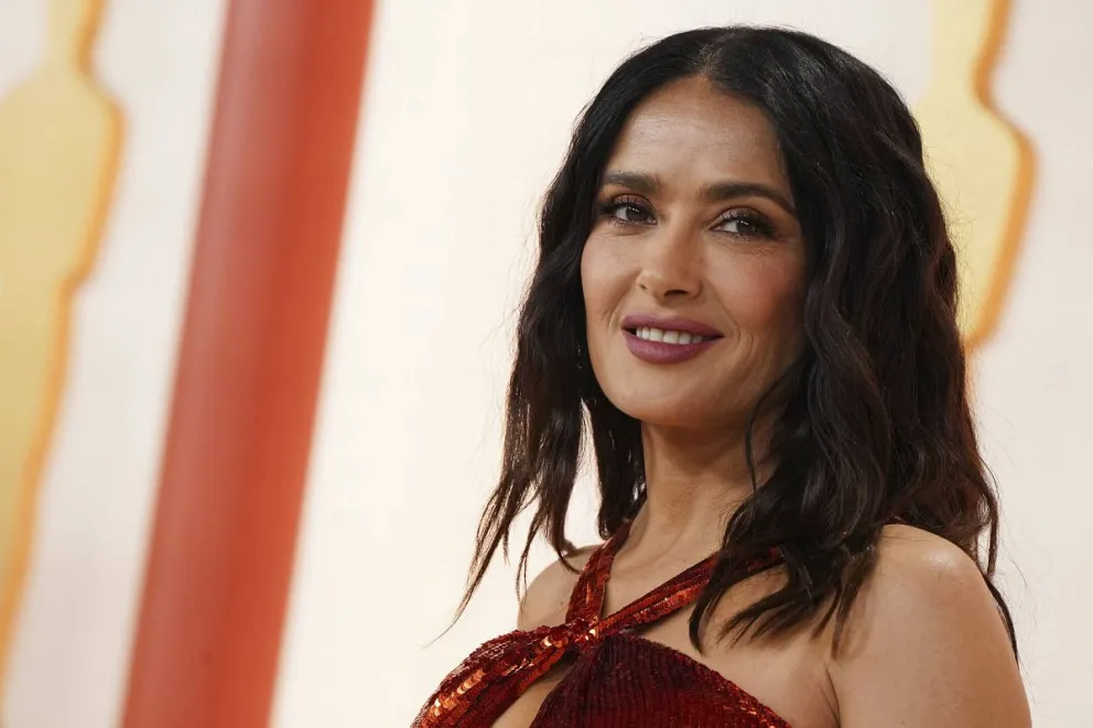 Salma Hayek revive el vestido rojo más sensual ideal para llevar este diciembre