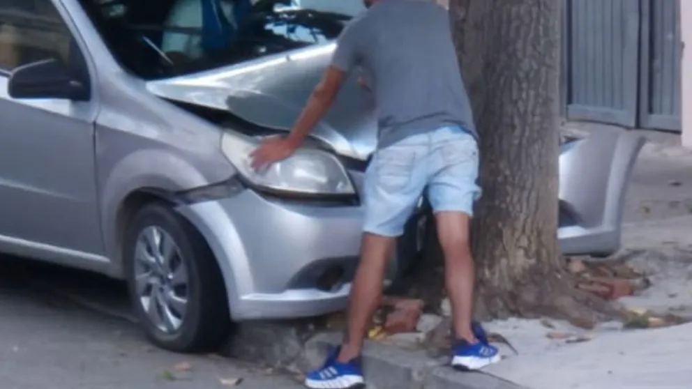 Brutal accidente en Tres Cerritos: un automóvil chocó contra un árbol