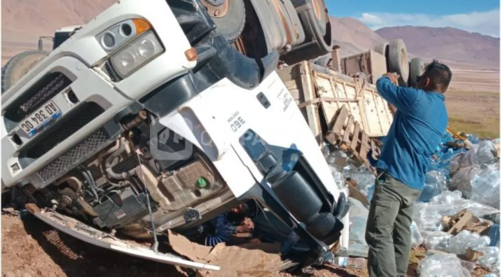 Terrible vuelco de un camión en Tolar Grande: el conductor quedó atrapado