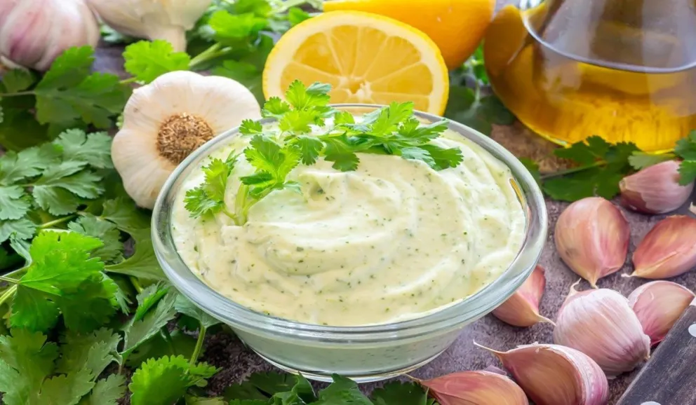 Dale vida a tus comidas con esta receta que te encantará: la irresistible y deliciosa salsa de ajo