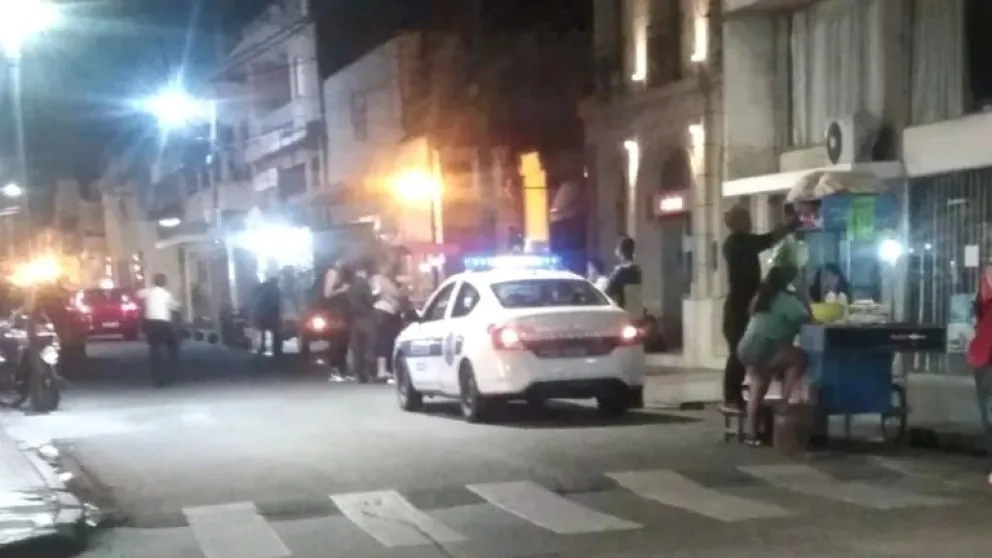 Pánico y caos en la noche salteña: un vendedor de choripán fue apuñalado en pleno centro