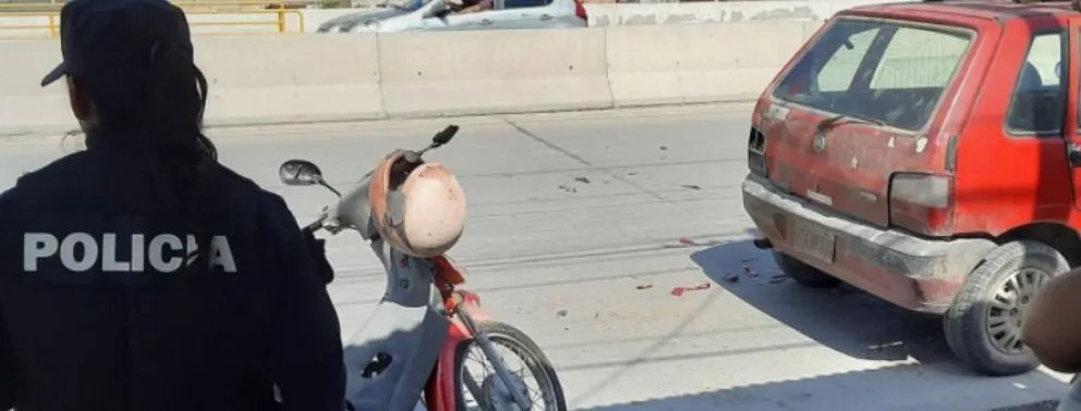 Manejaba borracho en la moto y chocó contra un auto estacionado: quedó hospitalizado tras el accidente
