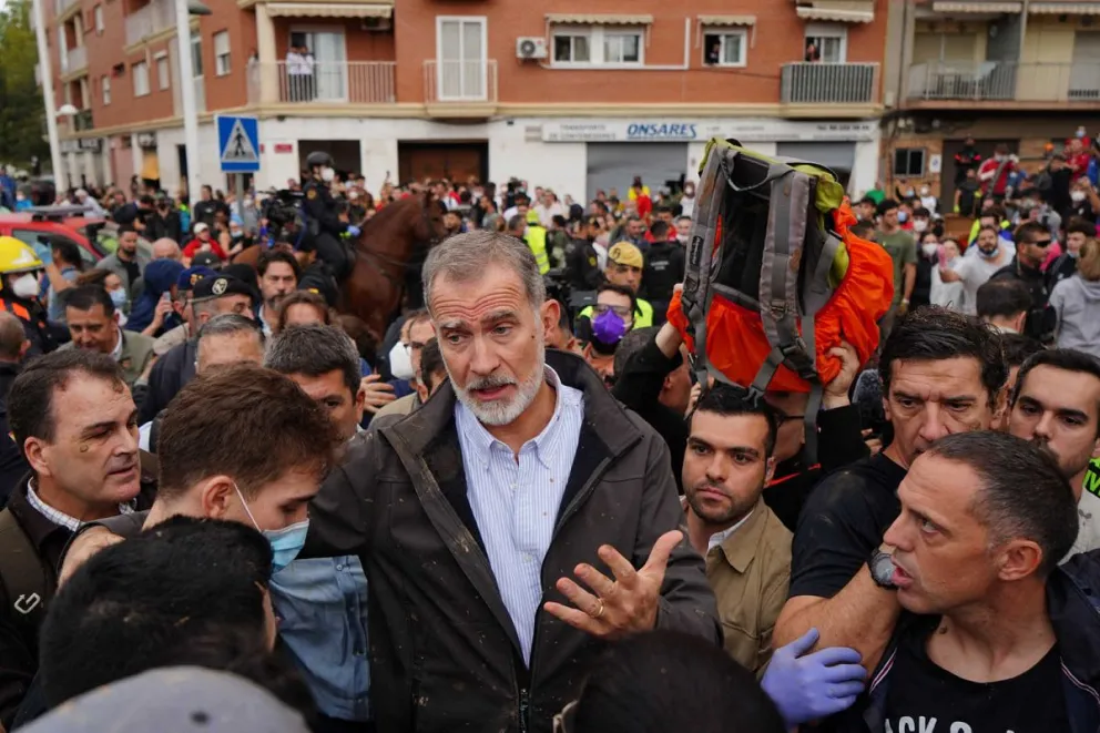 Así fue el mal momento que vivió el Rey Felipe: multitud de supervivientes por inundaciones en España, lanzan lodo y lo insultan