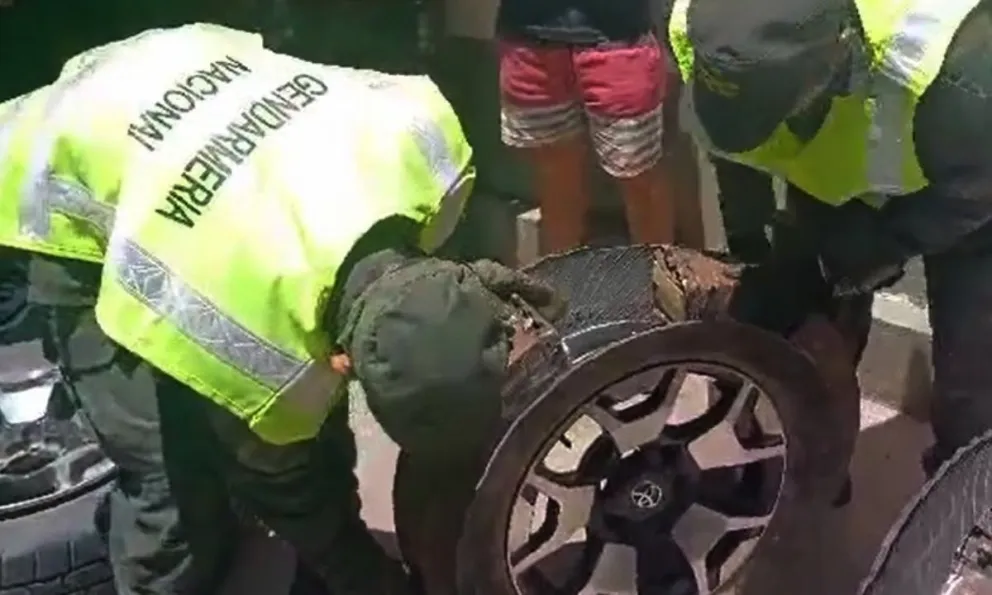 Narcotráfico sobre ruedas: una pareja intentó engañar a Gendarmería ocultando droga en los neumáticos