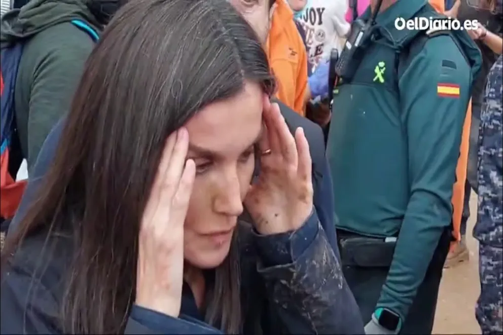 La impactante reacción de la reina Letizia al verse cubierta de lodo ante los insultos del pueblo