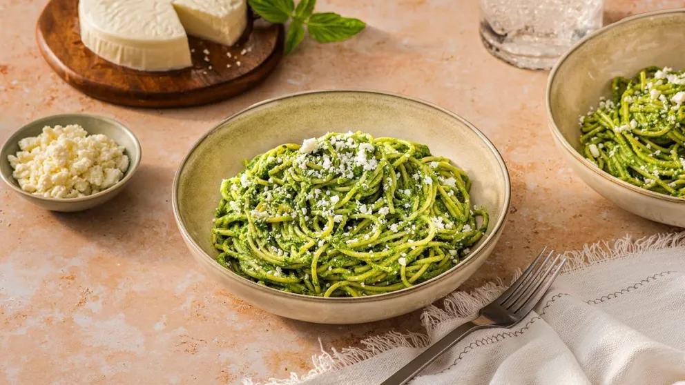 ¿Aburrido de la típica pasta?: sorprende a tu familia con esta receta de fideos en salsa verde peruana