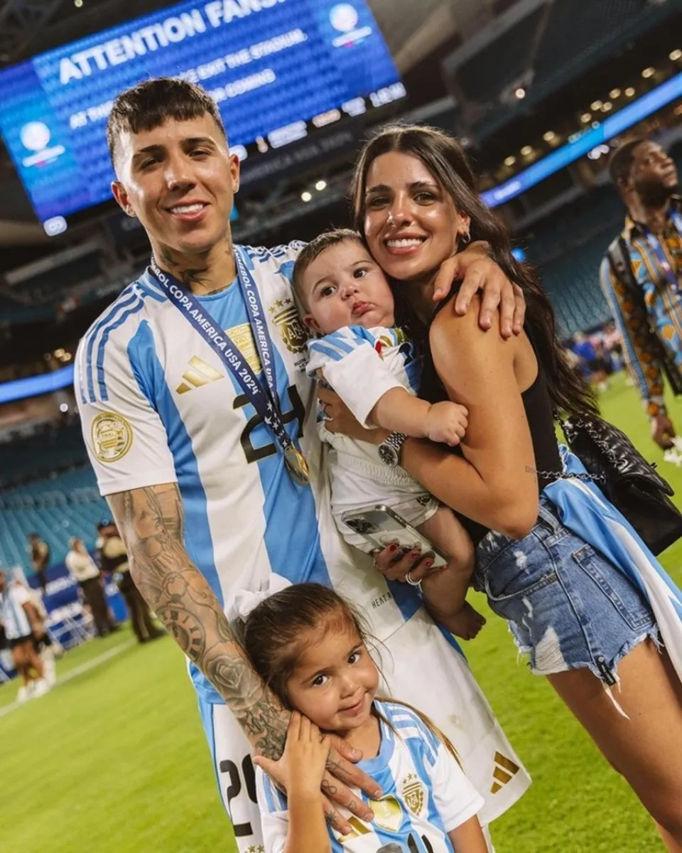 Enzo Fern&aacute;ndez - Valentina Cervantes