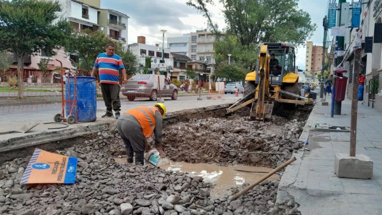 Avanzan las obras de paradas para colectivos en Av. San Martín ...