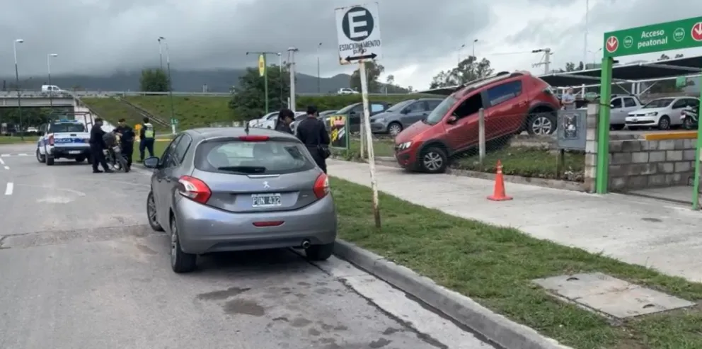 Insólito accidente: una conductora destruyó el alambrado en estacionamiento de supermercado