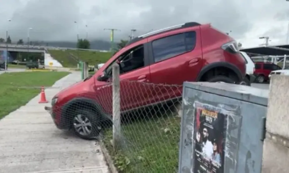 Terror en el supermercado: una salteña dio marcha atrás y se llevó puesto un alambrado