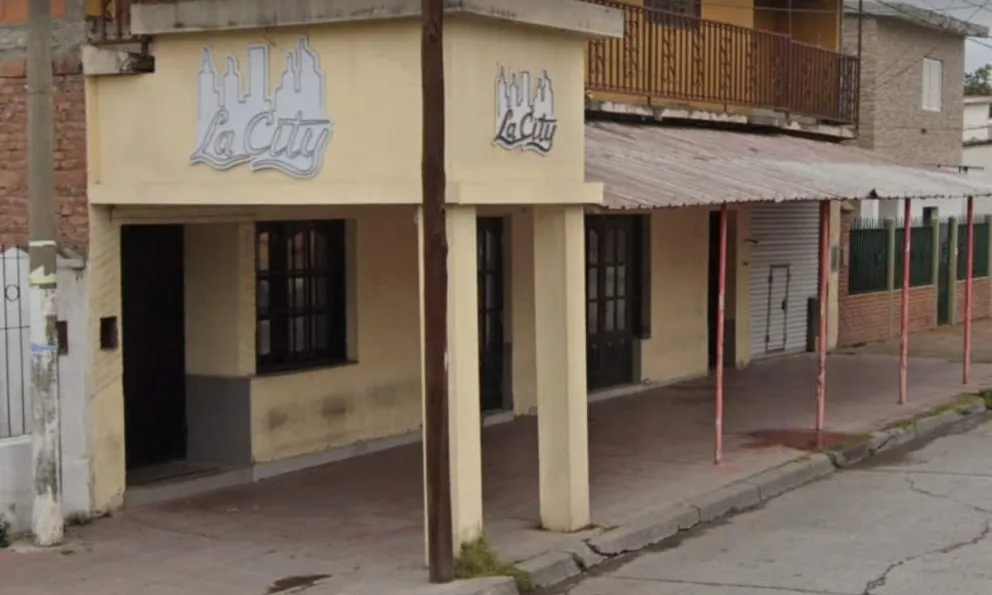 Empresario de la noche guardó dólares debajo de una aspiradora y delincuentes se los robaron