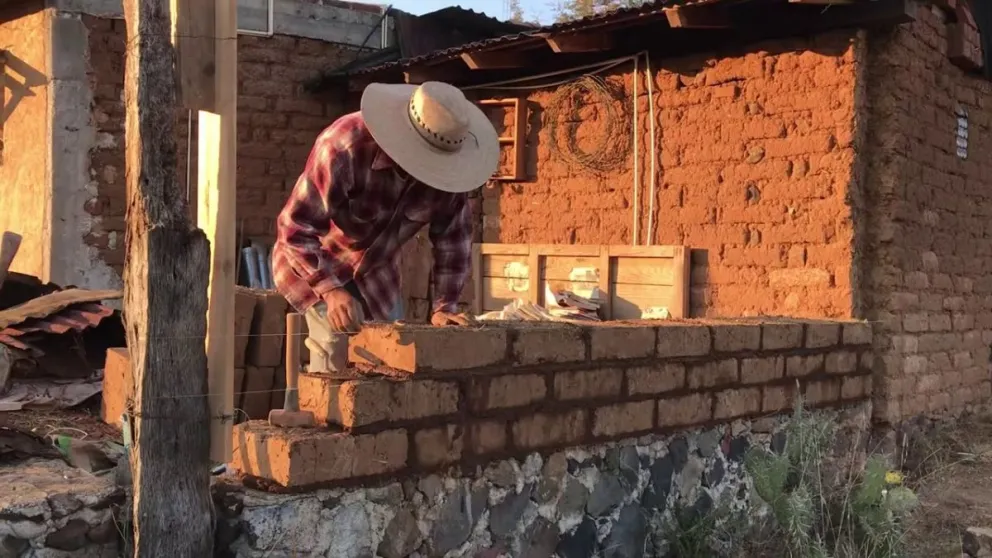 Cachi quiere conservar su identidad mediante la construcción de viviendas de adobe