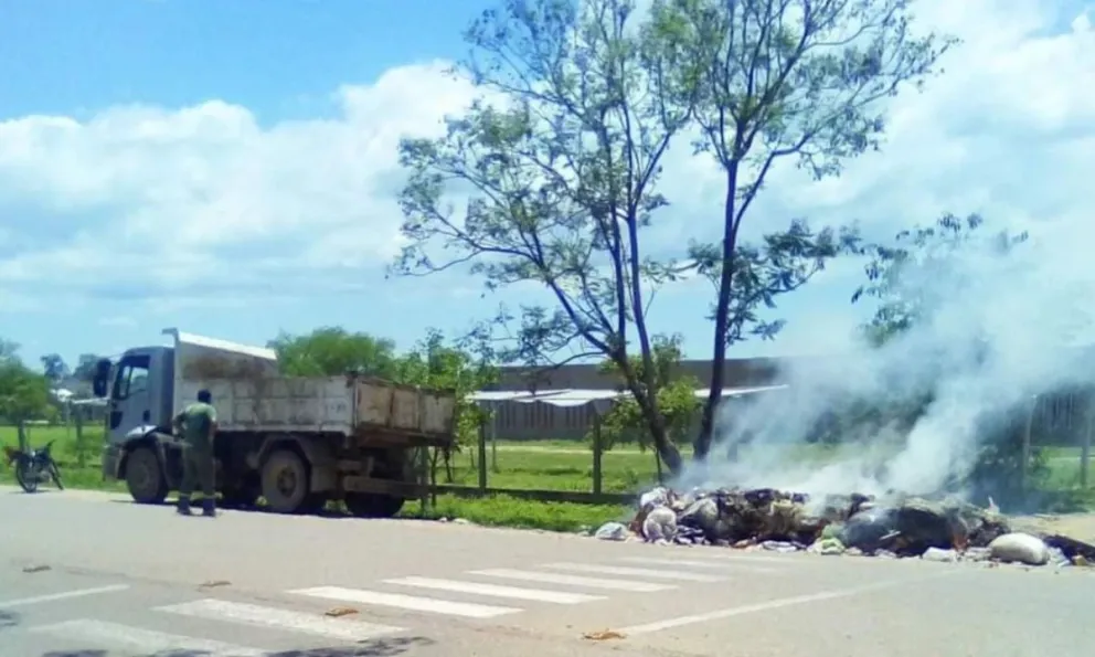Un principio de incendio casi genera una tragedia en Orán: vecinos dejaron fuego en la basura