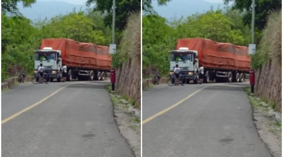 Un camión se atascó en la cima del cerro San Bernardo y hay caos vehicular en la zona