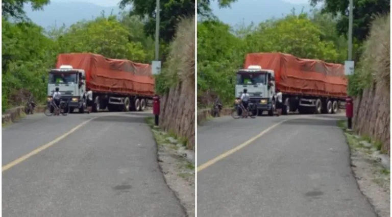 Cami&oacute;n se atasc&oacute; 