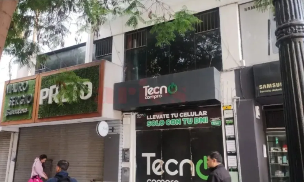 Incendio y pánico en Salta: un negocio de comidas se vio envuelto en llamas por acumulación de grasa