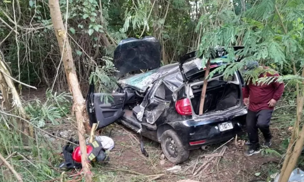 |ÚLTIMO MOMENTO| Impresionante vuelco sobre la Ruta 50: una persona quedó atrapada en el accidente 