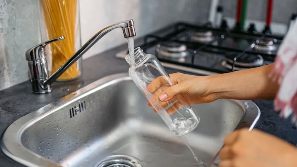 Decile adiós a los restos en el fondo de tus botellas: aprendé este truco sencillo y efectivo