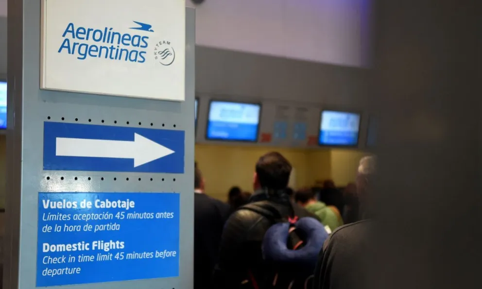 Aerolíneas Argentina ya no será la prioridad del Estado: derogaron la norma que obligaba a las empresas a contratarla