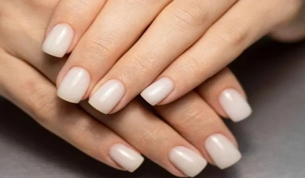 Conocé el Nail Art "demure": la tendencia minimalista para uñas cortas sofisticadas y elegantes