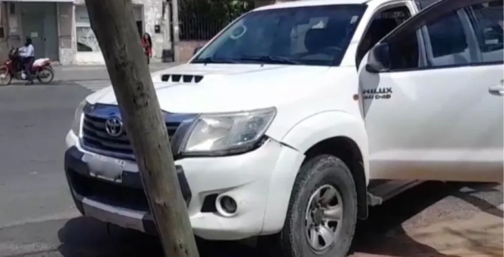 Brutal accidente en la capital salteña: una camioneta chocó contra un poste de luz