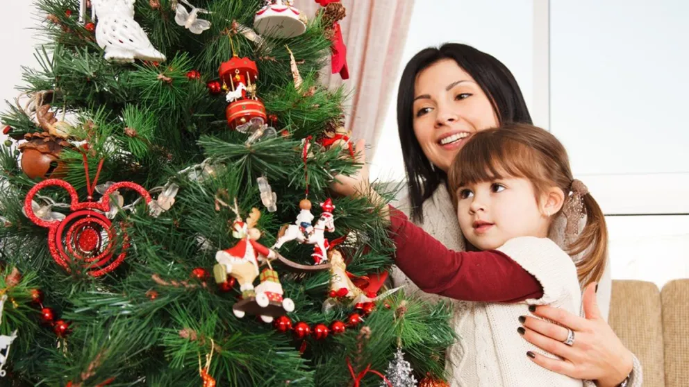 Descubrí los 6 elementos infaltables en tu árbol de Navidad: llenarán tu hogar de energía positiva