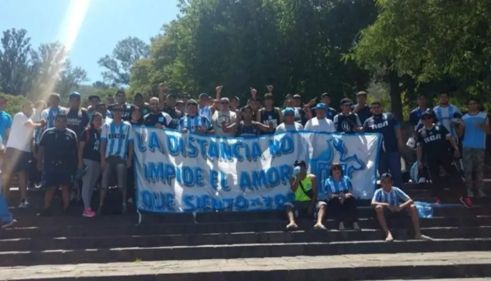 Decenas de hinchas de Racing partieron desde Salta para ver la final contra Cruzeiro