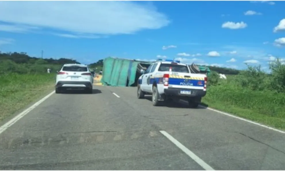 Monumental vuelco de un camión sojero: se generó caos e incertidumbre sobre la Ruta 16