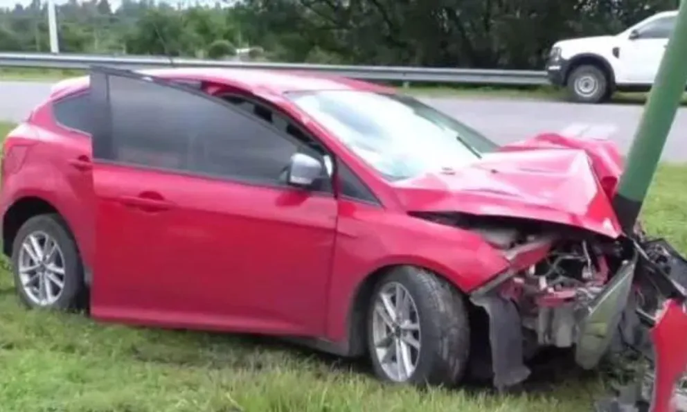 Brutal accidente en Circunvalación Oeste: un auto chocó contra un poste de luz