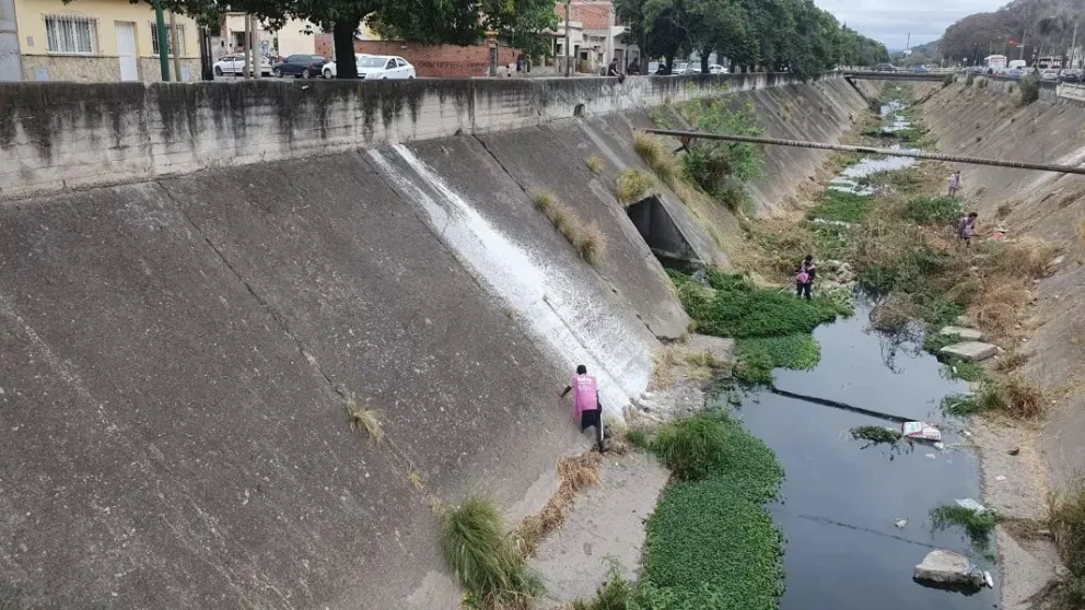 Un hombre se cayó al canal de Av. Yrigoyen y debió ser trasladado de urgencia al San Bernardo