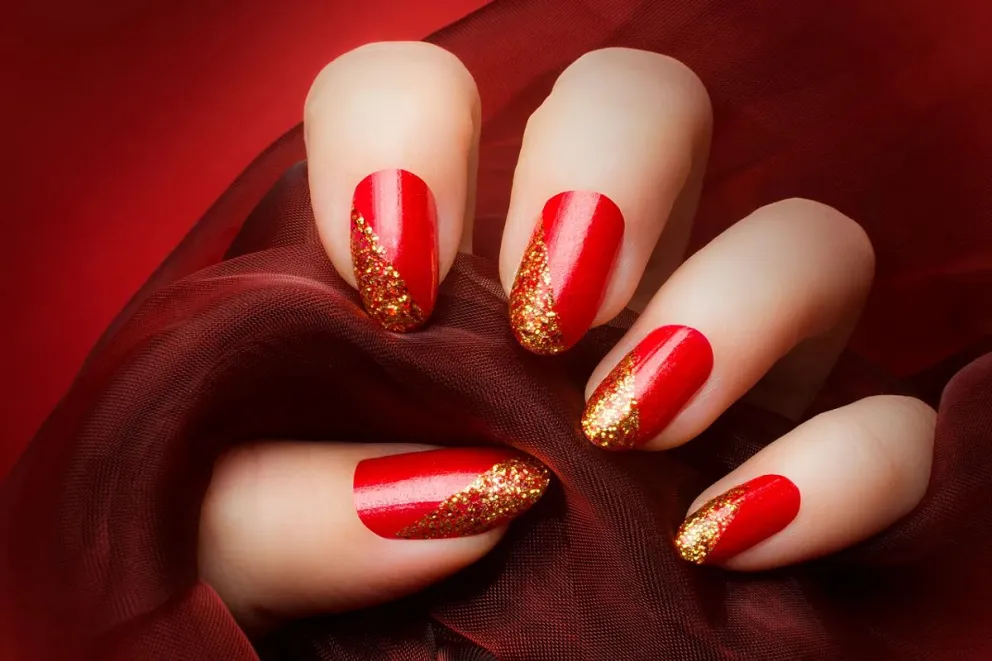 Brilla esta Navidad con Nail Art en tonos rojos y dorados: ideas elegantes para tu manicura