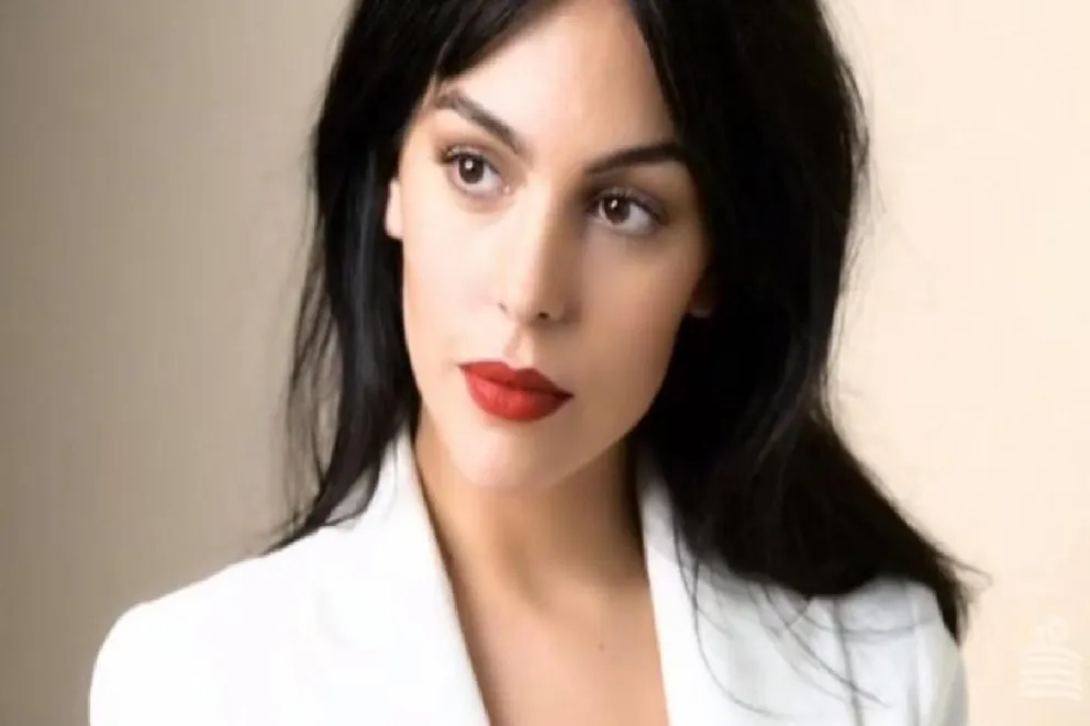 Georgina Rodríguez revela su secreto de belleza: una técnica barata y efectiva para combatir los ojos hinchados 