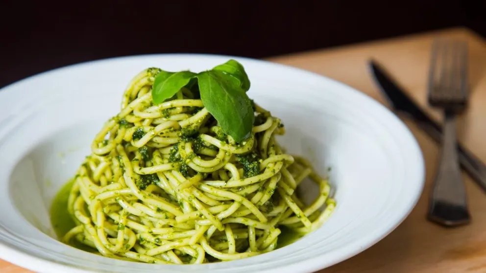 Si sos amante de la pasta esta receta de fideos al pesto es ideal para vos: fácil, rápida y con pocos ingredientes