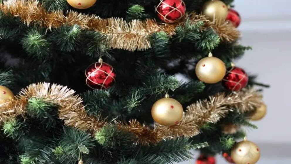 Con este simple truco transformá tus viejas bolas de navidad en una espectacular decoración navideña 