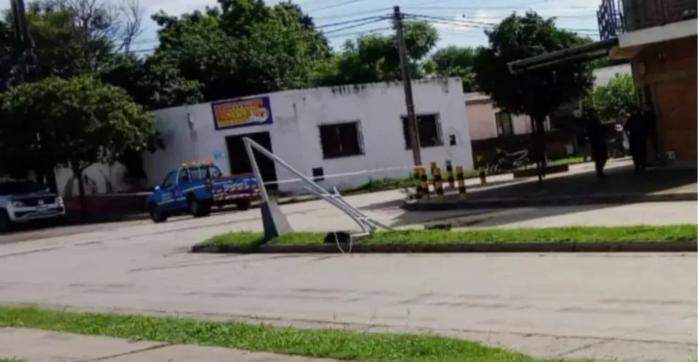 Fuerte accidente en Metán: un automóvil chocó contra un poste de luz