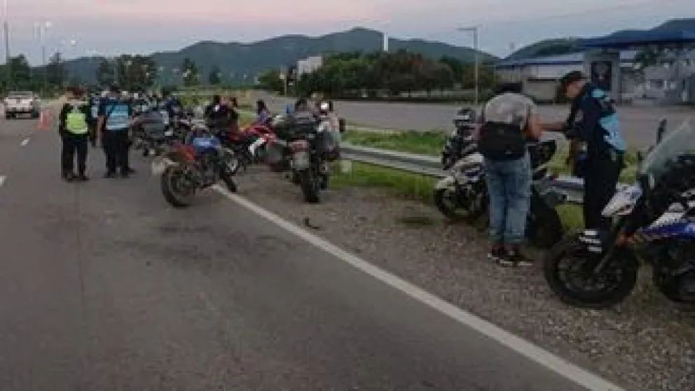 Más de 30 motociclistas corrían picadas a alta velocidad en Circunvalación Oeste