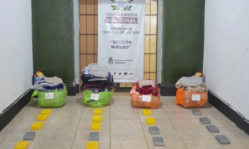 Golpe al narcotráfico: intentó burlar a la gendarmería con droga oculta entre la ropa