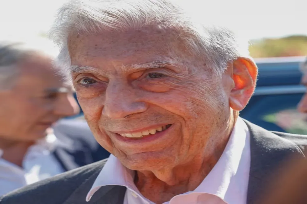 La nueva imagen de Mario Vargas Llosa despierta preocupaciones sobre su salud