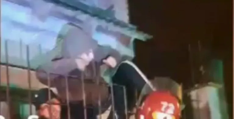Hombre atrapado en la reja