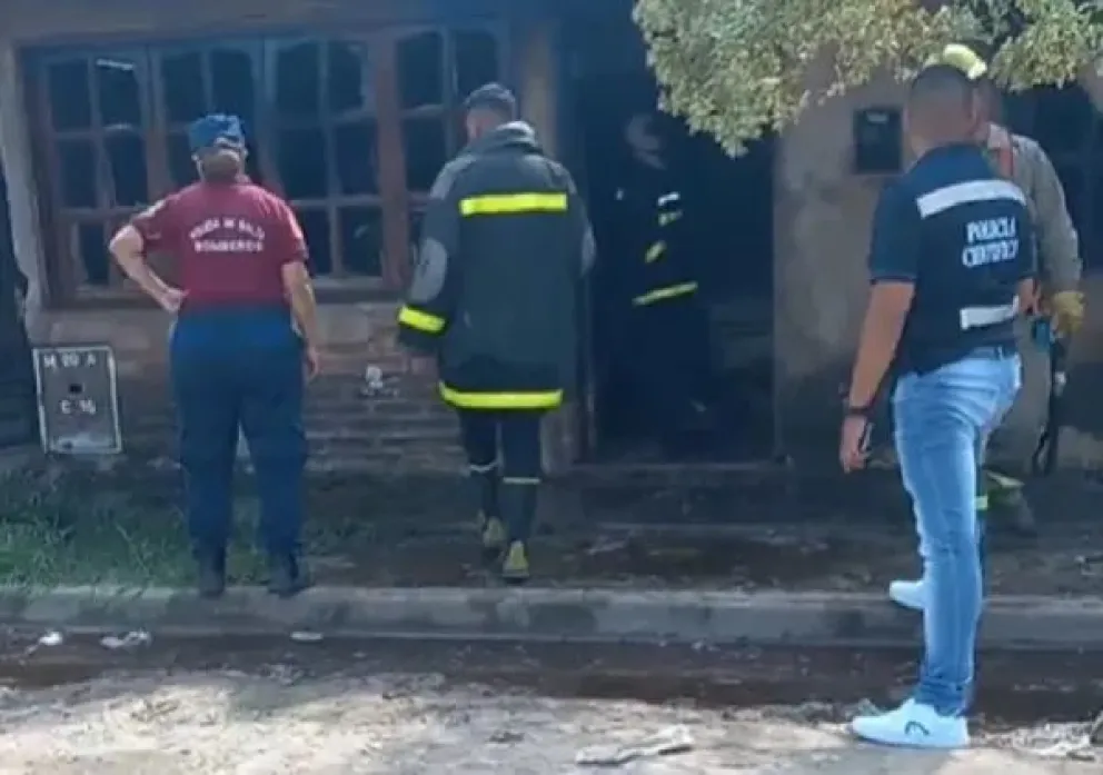 Feroz incendio en General Mosconi: una vivienda sufrió grandes daños materiales
