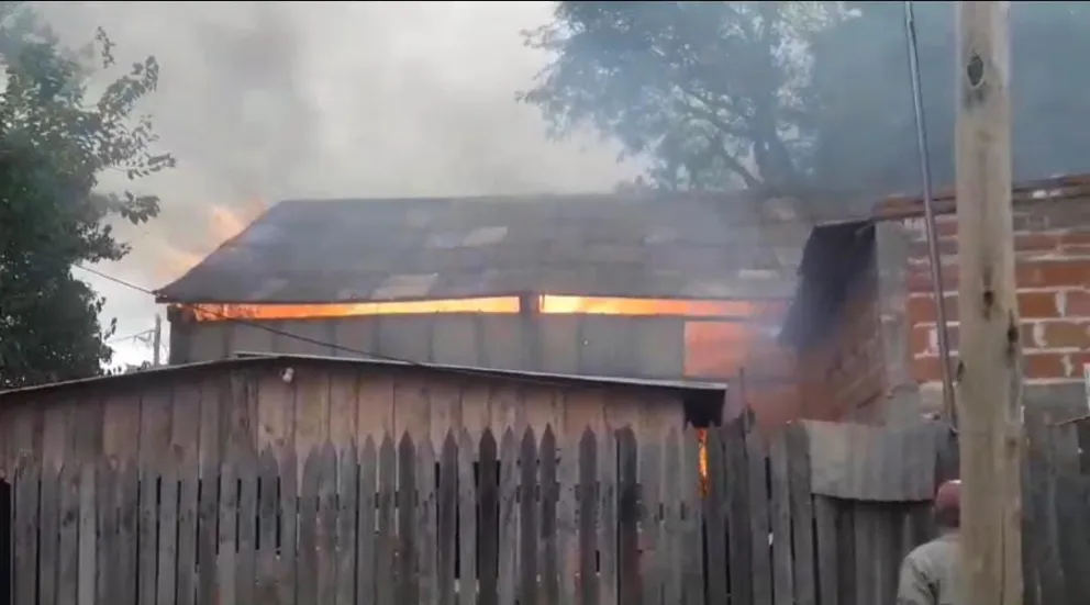 Desesperación y gritos en Orán por el feroz incendio de una vivienda