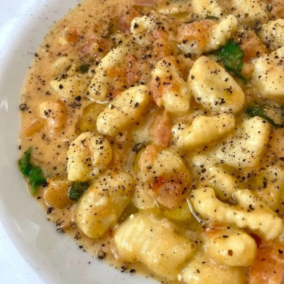 &ntilde;oquis de ricotta con salsa rosa - receta