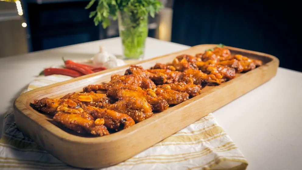 Una explosión de sabor: la receta de alitas de pollo coreanas que será la estrella en tu mesa