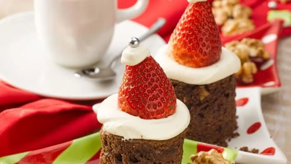 Llena de diversión tu mesa en estas fiestas: la receta de brownies de chocolate con decoración navideña